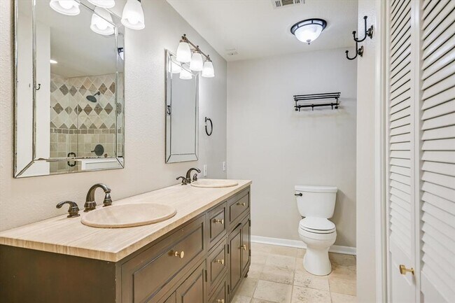 Building Photo - 11601 Three Oaks Trail