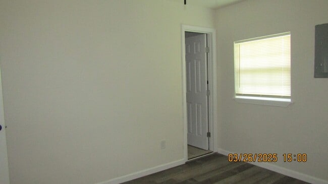Building Photo - Newly renovated! Pet Friendly!