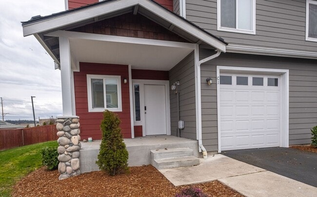 Building Photo - 3 bed 2.5 bath townhouse with garage.