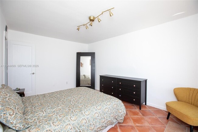 Building Photo - 1801 S Treasure Dr