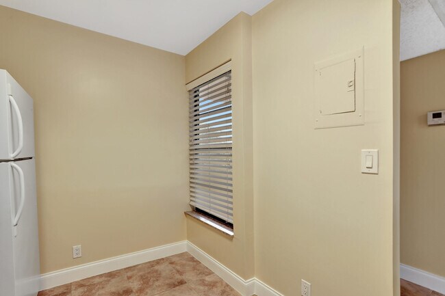Building Photo - 3 Royal Palm Way