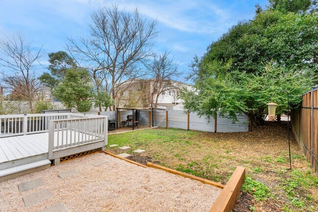 Building Photo - Cheery downtown bungalow with stunning finishes and fenced back yard.