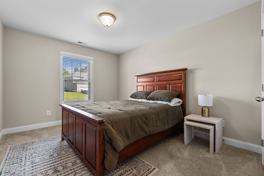 Building Photo - 789 Equestrian Way