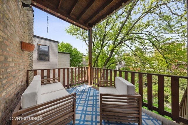 Building Photo - 556 W Roscoe St