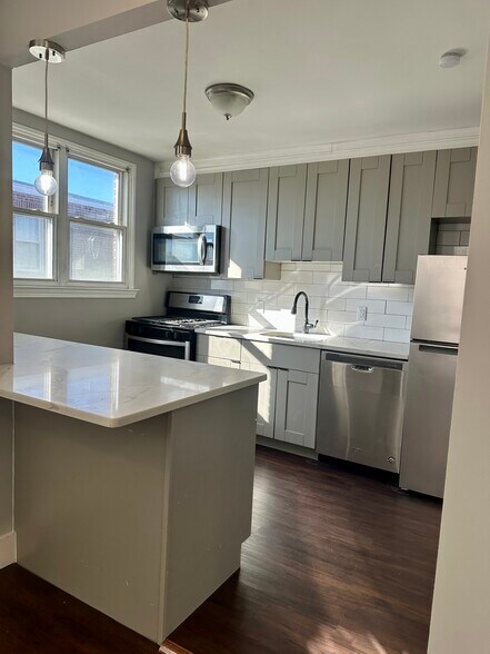 Building Photo - 1321 E Johnson St