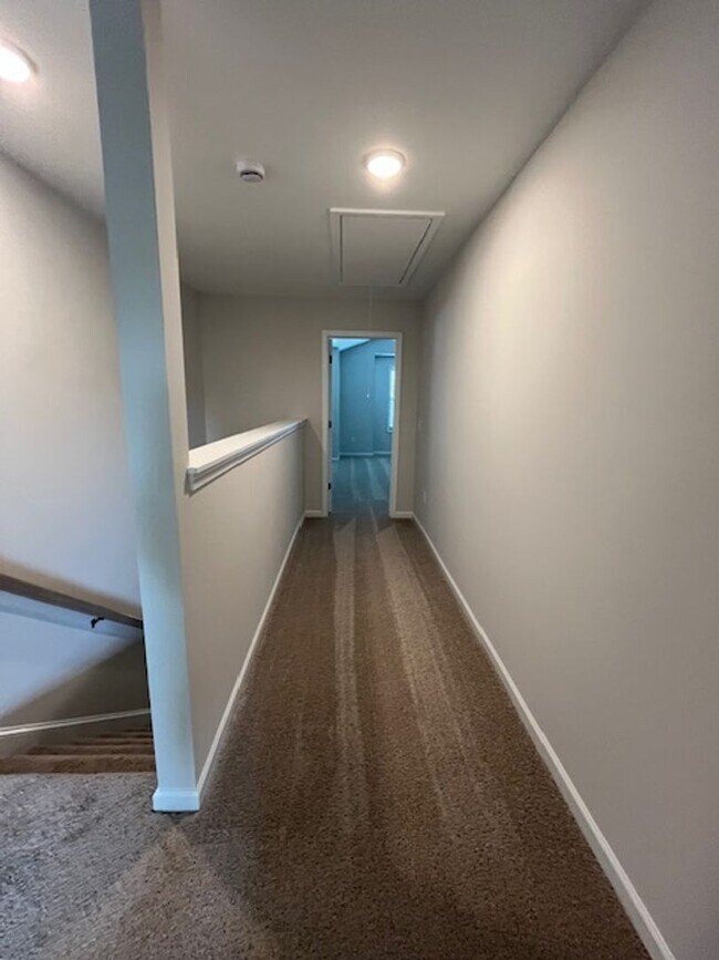 Building Photo - Discover this modern townhouse in Winnabow, NC,