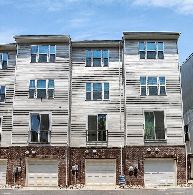 Building Photo - 256 Parkwood Ave