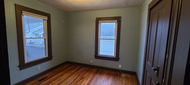 Building Photo - 208 E Grimes Ln