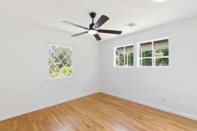 Building Photo - 12334 Moorpark St