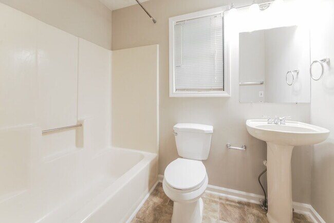 Building Photo - 3008 Cardinal Dr