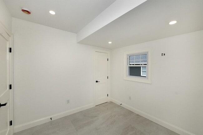 Building Photo - 65 Willow Ave