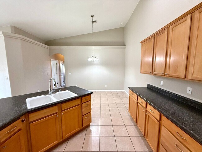 Building Photo - Move in Special! Half off 1st Month's Rent- Great 3 Bedroom Duplex near the Kingman Hospital!