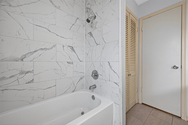 Building Photo - 3906 Glen Cove Cir