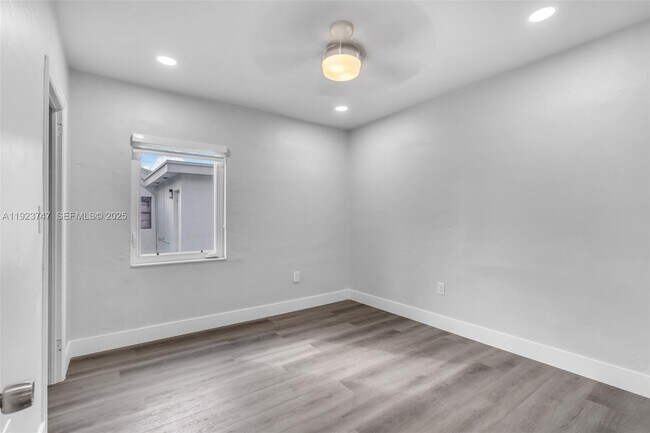 Building Photo - 648 South Dr