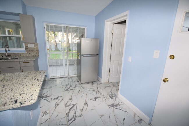 Building Photo - 2637 Healy Dr