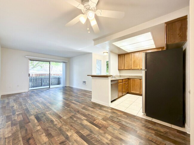 Building Photo - Lower Level Condo in Gated Arbor Hill!