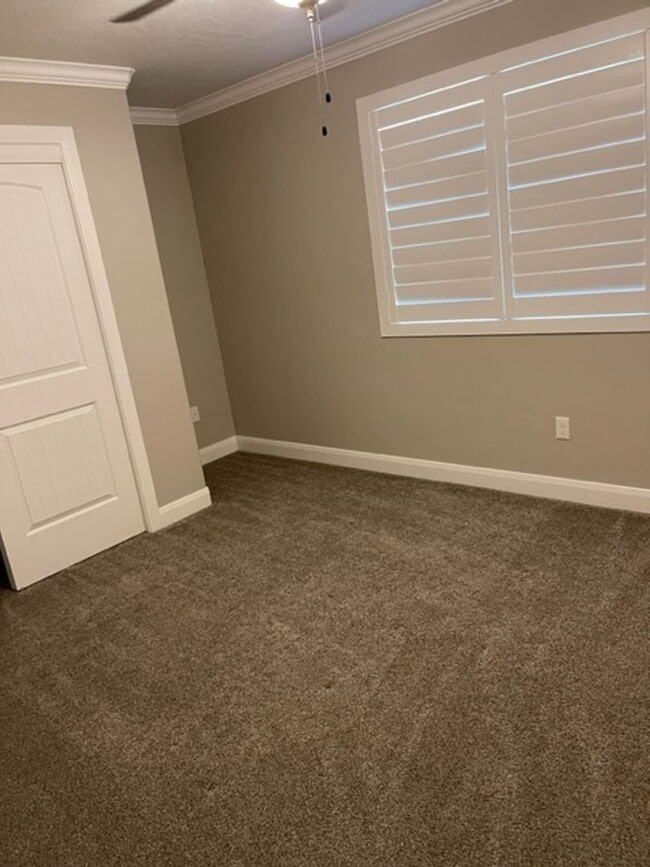 Building Photo - 3 Bedroom Home With Community Pool and Centrally Located