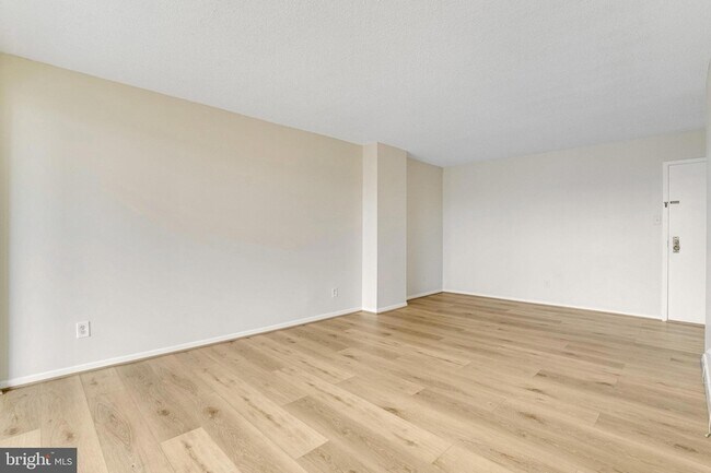 Building Photo - 2300 Pimmit Dr