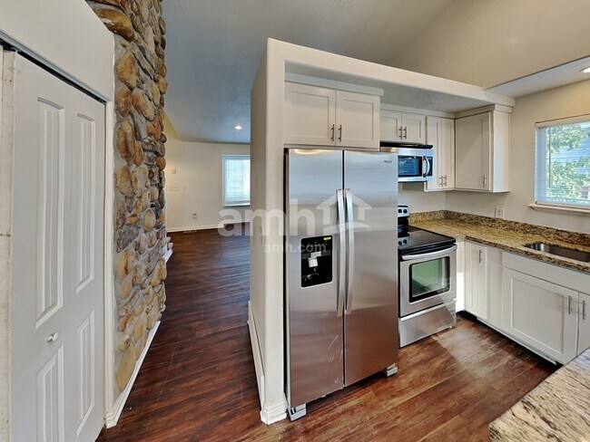 Building Photo - 5956 S Stone Flower Way