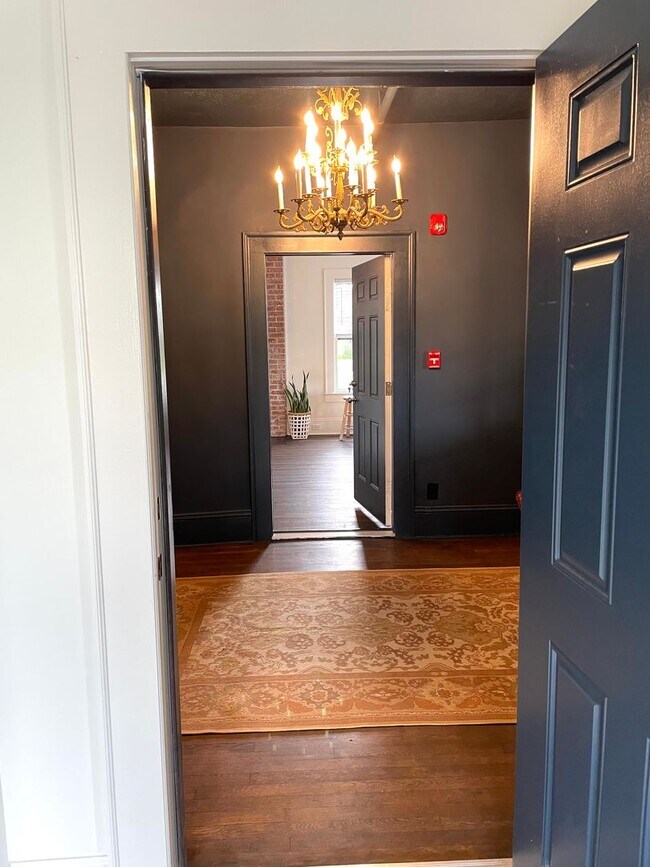 Building Photo - Renovated Historic One Bedroom Apartment D...