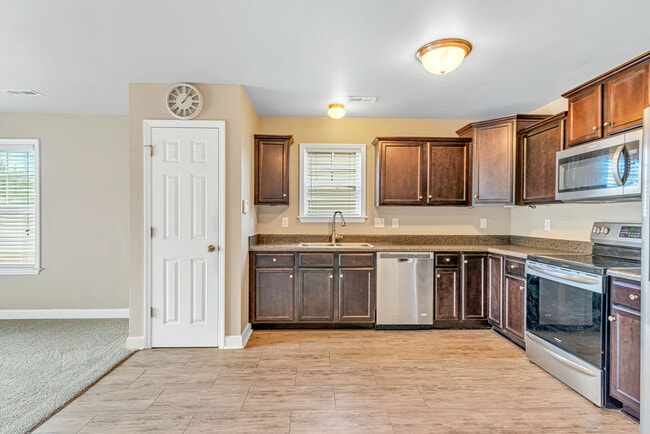 Building Photo - 168 Pine Hollow Rd