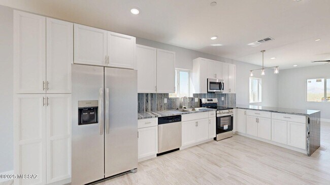Building Photo - 7095 W Los Reales Rd