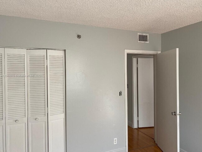 Building Photo - 901 Hillcrest Dr