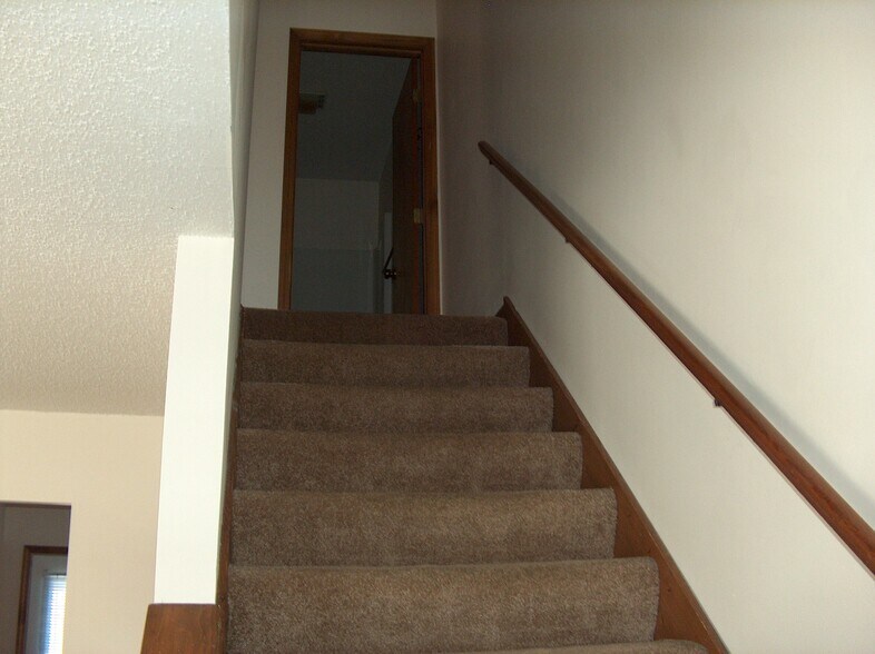 Full bath shared for 2 bedrooms - 815 E Franklin St