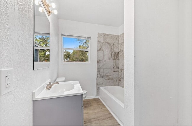 Building Photo - Beautiful 3 bedroom, 2 bathroom House