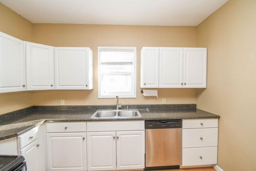 Building Photo - 817 W 12th St