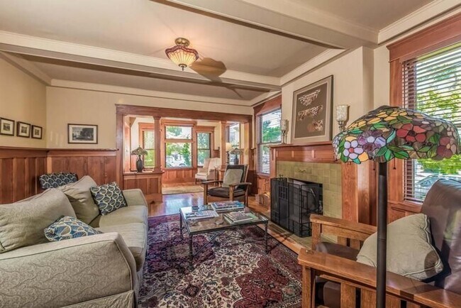 Building Photo - Stunning 6 Bedroom/4 Bath Historic Prairie Style Home in the Heart of Bankers Hill!