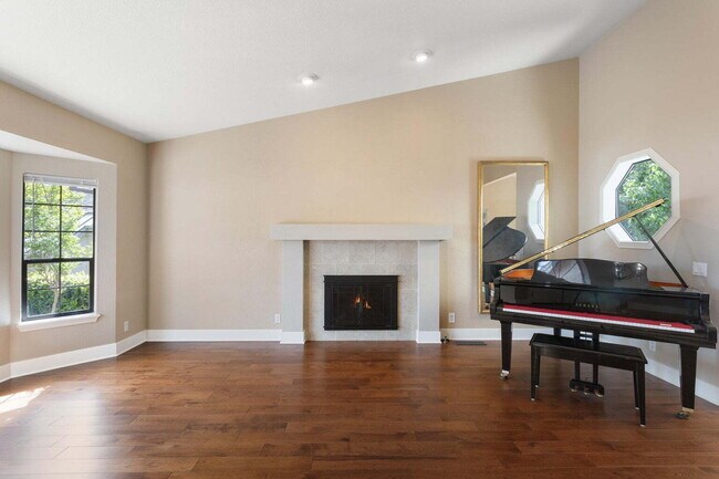 Building Photo - Gorgeous Executive Level Home 4 beds 3 baths close to hospitals and courthouse