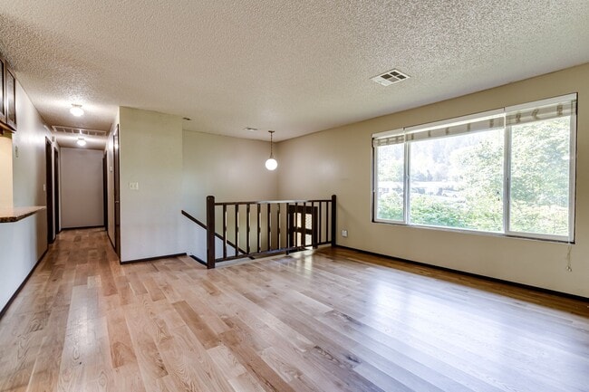 Building Photo - Beautiful 5 bedroom house in South Eugene!