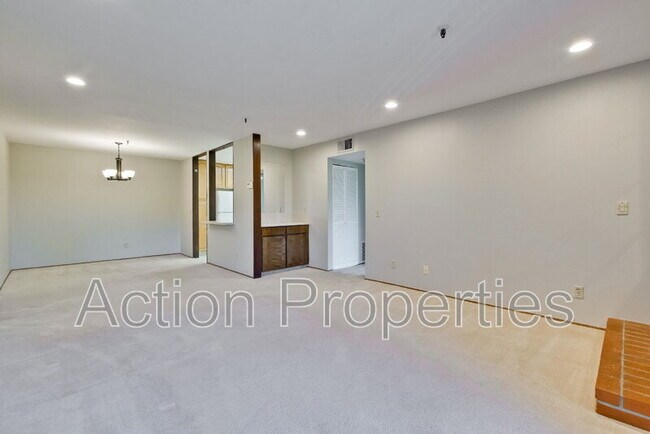 Building Photo - 49 Showers Dr