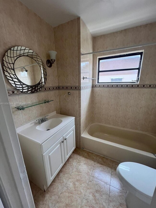 Building Photo - 1325 W 41st St