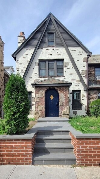 Building Photo - 88-37 62nd Dr