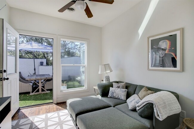 Building Photo - 513 E 11th St