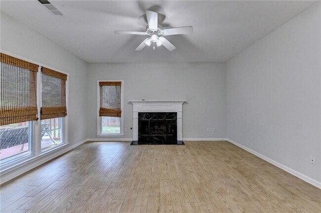 Building Photo - 2835 Crestmont Ct