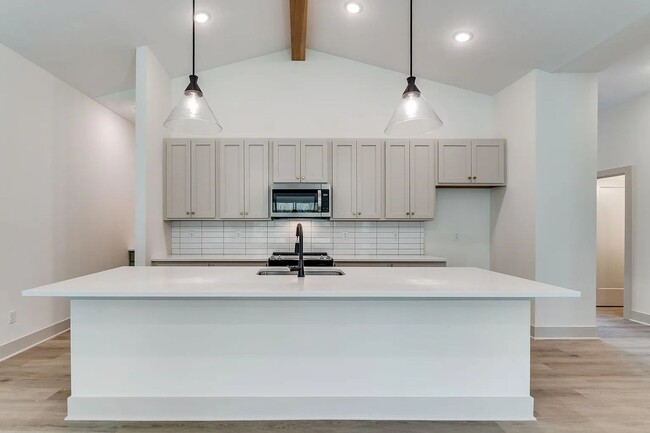 Building Photo - Beautiful and Modern 2 Bedroom