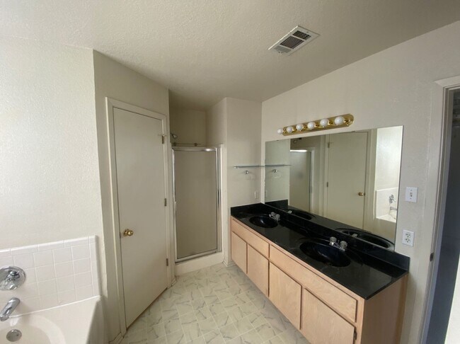 Building Photo - 3bd/2ba Single-Family Home on Amethyst Dr!