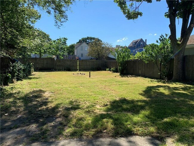 Building Photo - 15 Third School St