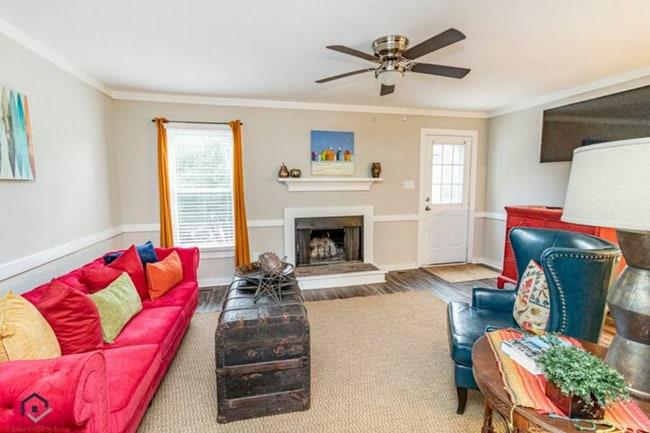 Building Photo - Townhouse with 2 bedrooms and 1.5 bathrooms in Willow Oaks