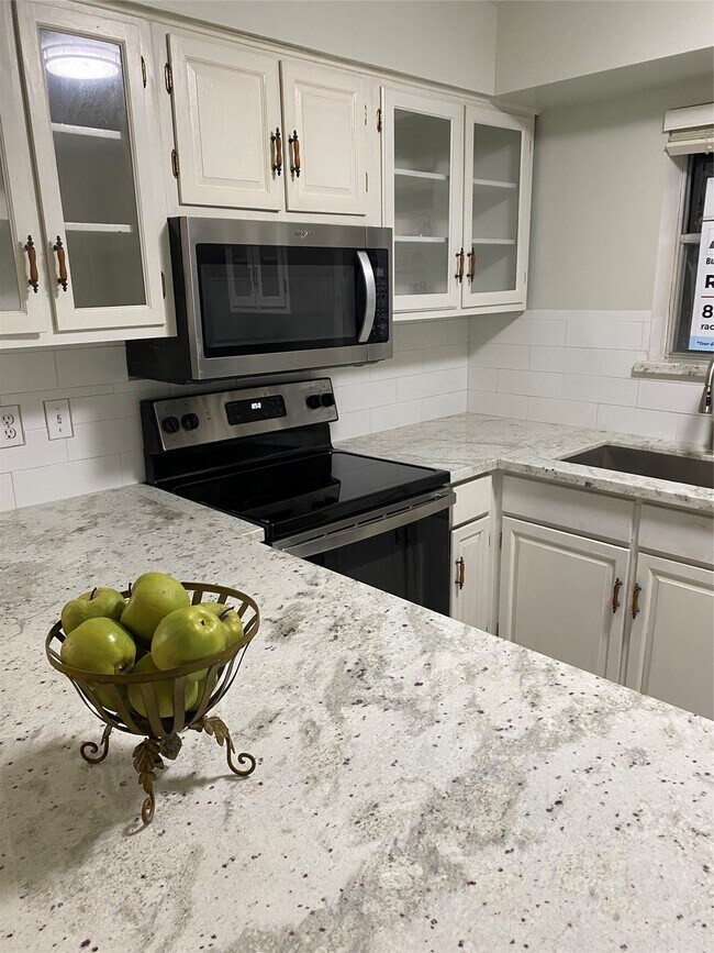 Building Photo - 13004 Trail Hollow Dr