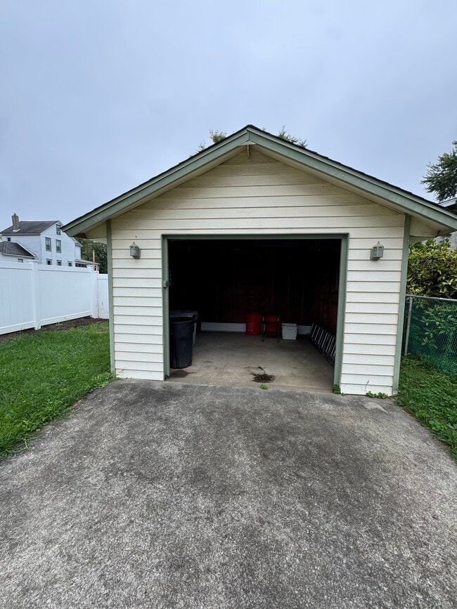 Building Photo - 222 Emerald Ave