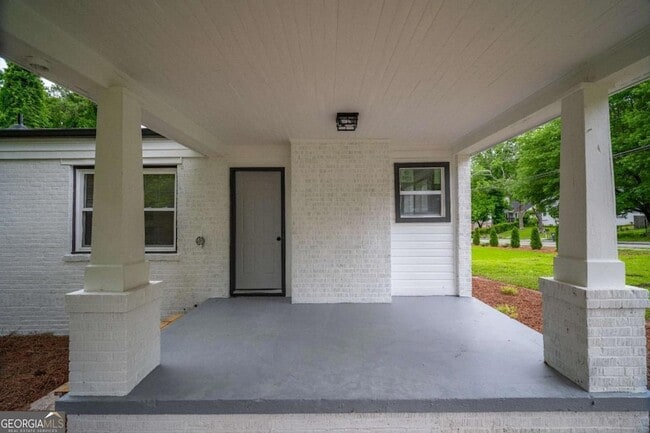 Building Photo - 2137 Delowe Dr