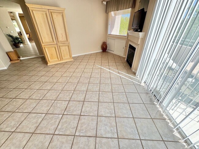 Building Photo - GATED COMMUNITY - TOP FLOOR CONDO WITH BALCONY IN SUMMERLIN