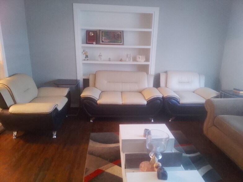 Building Photo - 10208 E 7th St