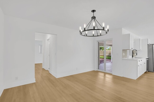 Building Photo - 905 Sunset Rd