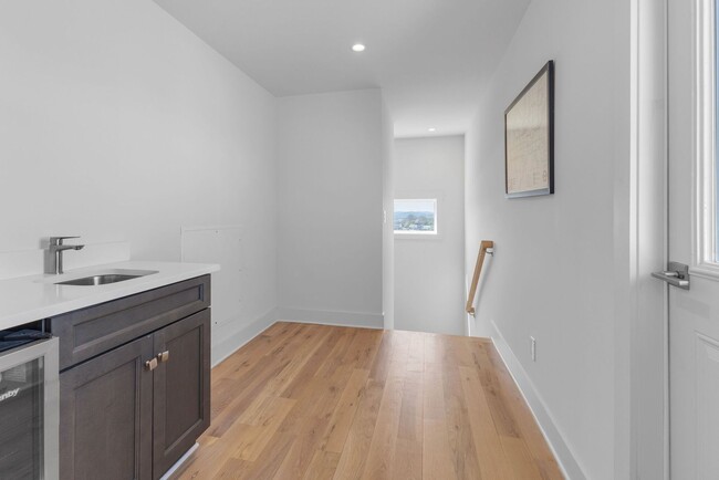 Building Photo - 6107 Cowden Ave