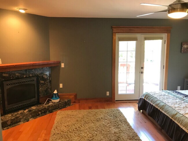 Building Photo - Updated 3 Bed 2 Bath Victorian Style Townhome